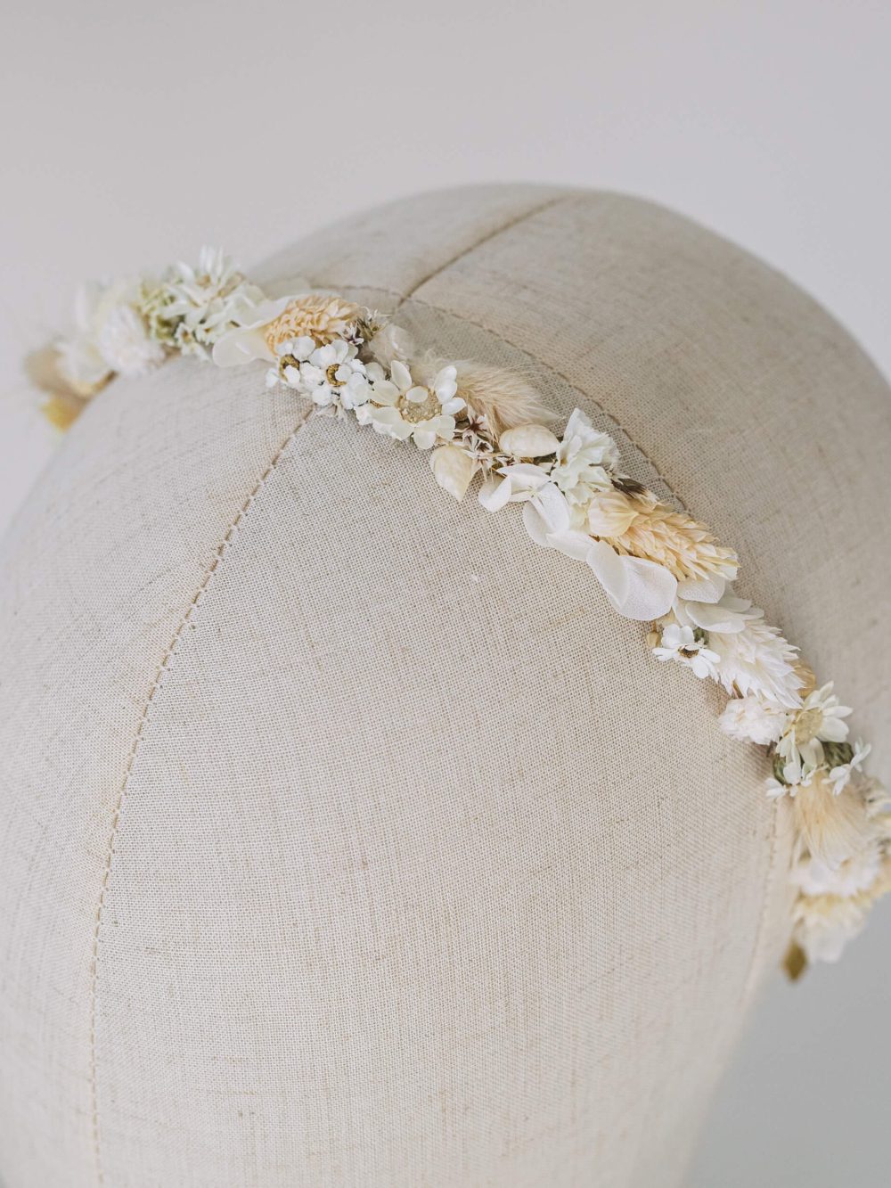 Lasni cvetlični venček - Ecru